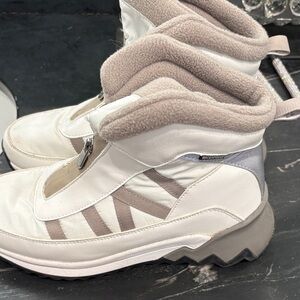 Stylish Women's Cougar Winter Boots in White and Gray